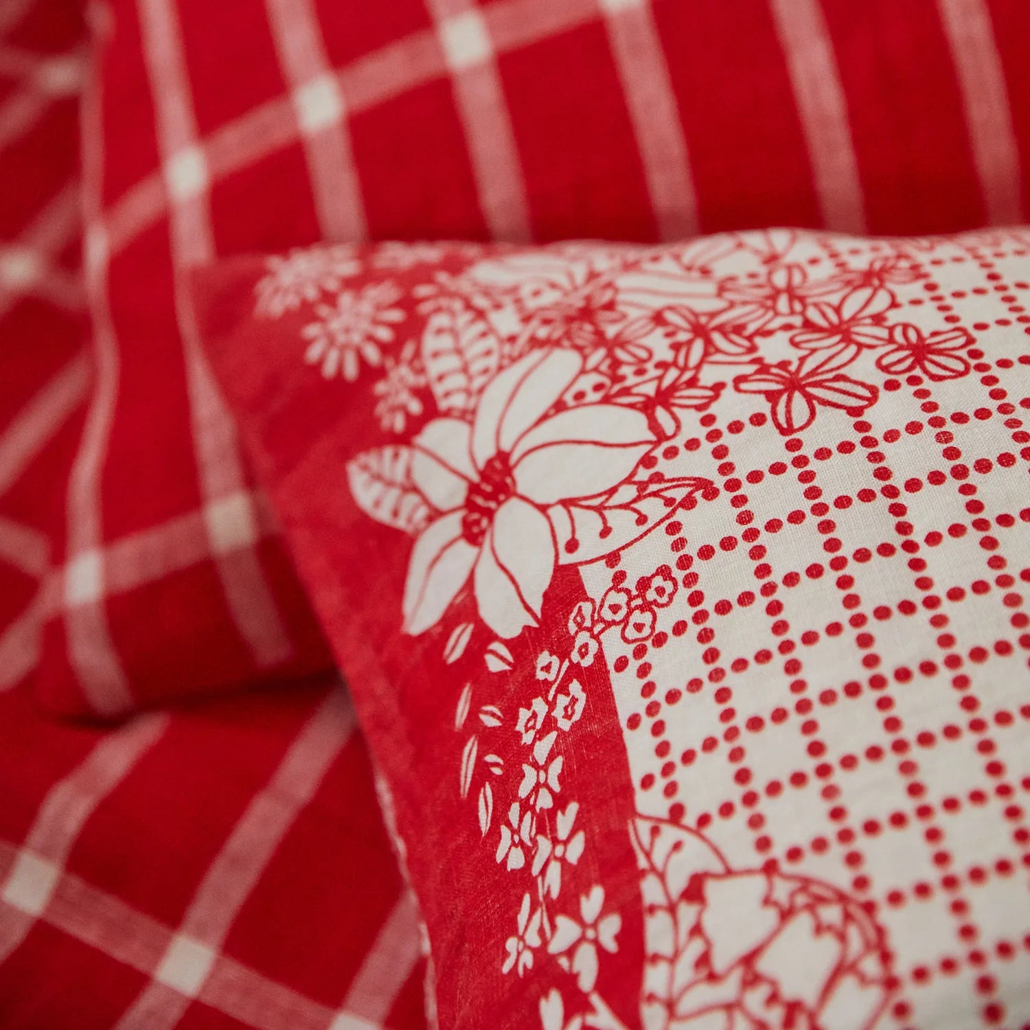 Mallorie Linen Pillowcase Set | Scarlet