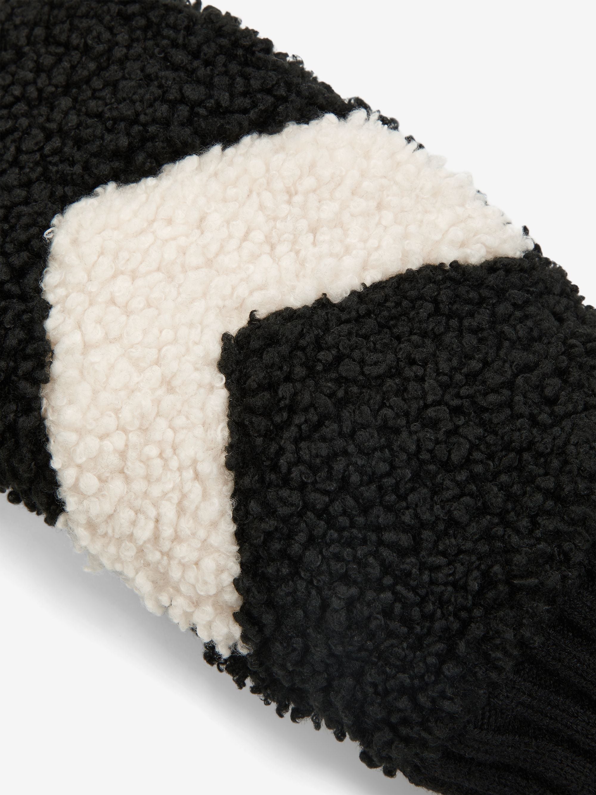 Heyward Sherpa Mitten in Black